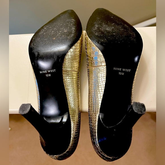 Nine West high heel shoe in subdued gold snake detail. Classic and sexy ! - Picture 5 of 8